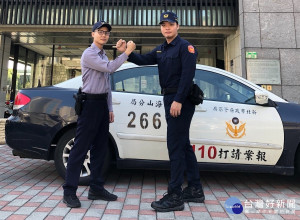 全國警察自4月18日8點起同步換穿新制服，讓員警穿了之後更加亮麗帥氣 。（圖／記者黃村杉攝）