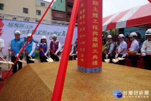 市長與來賓持金鏟為典禮動土

