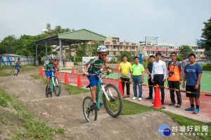 

大甲日南國中自由車越野場地優化完成，十八日舉行啟用典禮，市議員吳敏濟期勉這支全中運頂尖隊伍再接再厲，利用完善的越野場地加以訓練，拿下更好的成績。（記者陳榮昌攝）