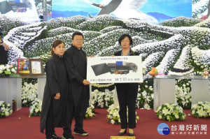 豐賓電子工捐贈消防局12導程心電圖機，由縣長王惠美代表接受捐贈。