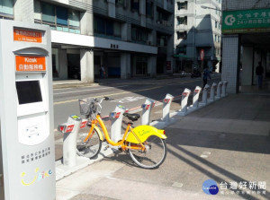 新北市公共自行車(YouBike) 新店區「寶橋路235巷口」站(寶橋路235巷2號旁，設置36車位) 。（圖／交通局提供）