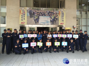 烏日警分局請退休人員見證換裝。林重鎣攝