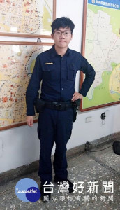 北港所警員曾冠傑憑藉冷靜的邏輯思考及高資訊素養，面對上鎖的遺失手機仍尋找出解決之道，順利物歸原主。（記者陳昭宗拍攝）