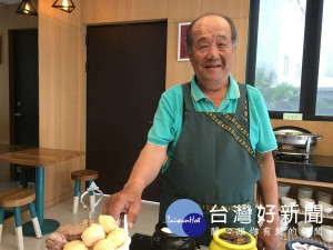 廚師阿城因年過半百所以求職四處碰壁，經虎尾就業中心褒忠就業服務台運用就業促進措施，順利重返職場發揮所長。（記者陳昭宗拍攝）