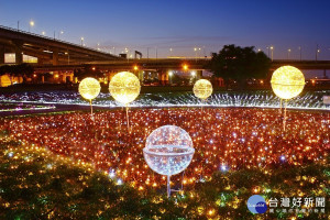 高管處自19日起至5月18日在板橋江翠蝴蝶地景公園，推出以花草及LED燈，營造大面積的壯觀花海及浪漫光雕。（圖／高管處提供）