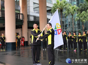 新北市108年全國中等學校運動會代表隊19日舉行授旗儀式，侯友宜市長親自出席勉勵參賽選手秉持運動家精神，全力以赴、超越自我。（圖／記者黃村杉攝）

