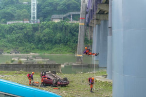 救難人員垂降至橋下救援
