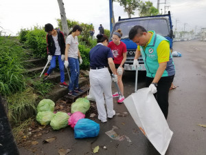 市議員李天生參加淨灘。林重鎣攝