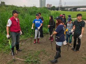 新北市為保護毛寶貝遠離危險，4月20日與動保團體及當地民眾合作組成巡查隊，巡查周邊區域以強化動物保護網，後續亦將不定期加強巡查 。（圖／動保處提供）