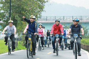 柑城橋串連起自行車遊憩高灘地的動線，市長侯友宜、工務局副局長郭俊傑、高管處長謝俊隆等騎乘自行車體驗 。（圖／記者黃村杉攝）