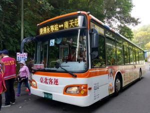 新北市桐花祭活動為保持地區交通順暢，交通局為此規劃賞桐接駁公車可直達桐花祭景點，建議民眾多搭乘大眾運輸前往 。（圖／交通局提供）