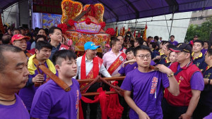 三峽紫微天后宮北三媽20日遶境板橋，新北市長侯友宜特別前往參拜，並在點完起馬炮後為北三媽扶鑾遶境 。（圖／記者黃村杉攝）