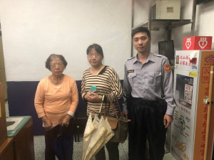 迷路失智老嫗如親阿嬤　暖心警協助揪甘心