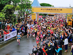 已邁入第四屆的新北市鐵道馬拉松接力賽，21日上午7點由新北市政府謝政達副市長與跨海來台的日本西武鐵道金崎順一課長等貴賓鳴笛開跑 。（圖／觀光旅遊局提供）