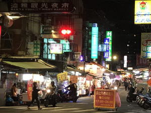 板橋湳雅夜市因建商規劃都更，之後將有一半夜市會消失等，民眾關心夜市是否繼續營業，自治會主委陳政華表示，夜市仍正常營業，不受都更影響。（圖／市場處提供）