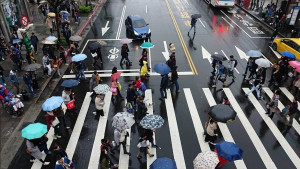 立法院3日通過《道路交通管理處罰條例》修正案，汽車與慢車行經斑馬線或轉彎時，不禮讓攜帶白手杖或導盲犬的視障者優先通行，加重罰鍰至最高7200元；另增訂在斑馬線放置物品而妨礙交通者，最高重罰6000元。（圖／台灣好新聞編輯部）