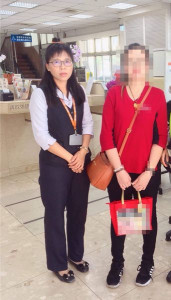 女子誤信海外網友的甜言蜜語，欲匯款投資理財，所幸行員機警通報，與北港警方聯手勸說，成功阻止詐騙發生。（記者陳昭宗拍攝）