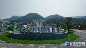 水里入口意象已翻新，在公園內設有噴泉，夜間搭配燈光，頗吸引來往民眾目光。〈記者吳素珍攝〉