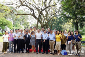 由中央大學文學院主辦的「藍花楹下－讀、吟、唱、演交流會」活動，建構出一幅天地人和諧的畫面。

