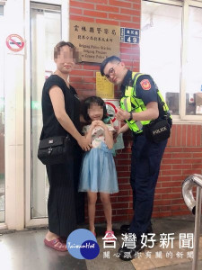 女童與家人上街看藝閣撿平安糖，卻因人潮洶湧不慎走失，幸好小女孩機靈找到執行遶境勤務的警察叔叔協助，順利平安返回家人的身邊。