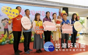 副縣長謝淑亞感謝雲林家扶主任廖志文與雲林家扶寄養家庭用愛守護受虐兒，重申縣府責無旁貸要維護兒童的基本權利。