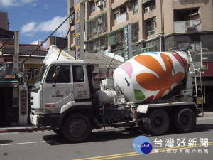 國產建材實業水泥攪拌車（圖／翻攝自維基百科）