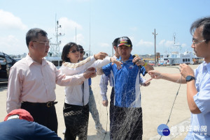 澎湖海巡查扣大陸漁船非法使用三層網　賴峰偉嘉勉護海有成