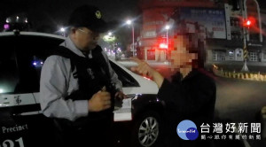 老婦清晨外出迷途　熱心警助返家