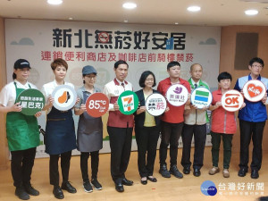  新北市即日起連鎖超商及咖啡店騎樓全面禁菸，目前為宣導期，9月1日起將加強派員稽查及取締，最高可罰款1萬元新臺幣。（圖／記者黃村杉攝）