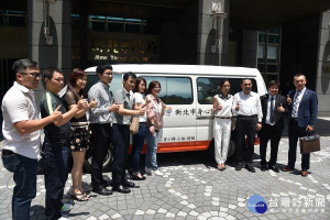 曾小樺女士25日由議員黃桂蘭、李倩萍及A+尚品烘焙坊董事長李佳陽等陪同，捐贈新北市政府一輛復康巴士，侯友宜市長代表受贈並回贈獎牌。（圖／記者黃村杉攝）