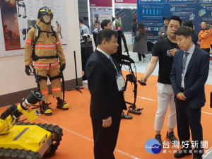 消防局副局長陳崇岳率隊參加於韓國舉辦的第16屆國際消防安全博覽會暨韓國消防學院國際會議，並向各與會國家分享滅火機器人運用救災經驗。（圖／消防局提供）