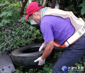 台中市大里區登革熱防治孳生源清除。林重鎣攝