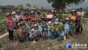 紮根食農教育　李翁月娥陪幼童訪樂活農園