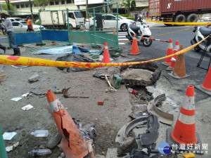 工人26日上午於板橋區溪城路63號進行路面修補，在挖掘下水道人孔蓋時爆開，造成3名工人受傷，勞檢處隨即派員至現場瞭解事故發生原因。（圖／消防局提供）