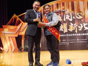 勞工局與交通局舉辦「模範勞工暨優良駕駛表揚大會」，市長侯友宜親自頒獎表揚，立委柯志恩、議員唐慧琳、蔡健棠等出席祝福。（圖／記者黃村杉攝）