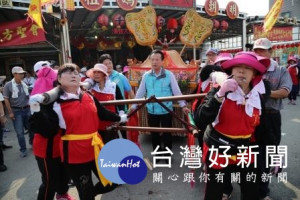 布袋魍港太聖宮平安遶境，嘉義縣長翁章梁祈求媽祖保佑鄉親都能平安過日子