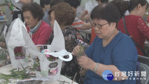 順興里花藝教學　發揮創意綻放美感