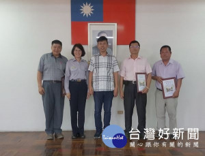 虎尾知名企業善盡社會責任，捐贈LED太陽能紅藍爆閃警示燈，設置於易肇事及昏暗道路之彎曲路段，提醒用路人注意行車安全。