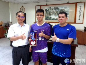 108年全國中等學校運動會在高雄市舉行，竹山高中莊駿昌(中)代表南投縣出賽，勇奪全中運高男單打羽球銀牌。開心與陳漢銘校長（左）、楊家豪教練分享喜悅！