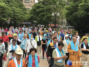 新北國際佛誕文化節親子健行活動，27日於土城有富青玉藏玉廣場熱鬧舉行 。（圖／記者黃村杉攝）