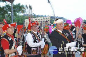 市長戴帽佩刀和現場民眾一同向太陽神祈福
