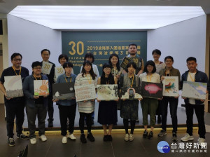 文化局長蔡佳芬及圖書館館長王錦華等與9位插畫家出席2019波隆那9大入圍插畫開幕展記者會 。（圖／記者黃村杉攝）