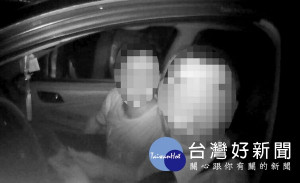 馬光警方夜間巡邏巧遇攜毒嫌犯，攔查起獲毒品及吸食器外，經警用電腦查證駕駛因毒品案發布通緝，一舉逮獲兩毒蟲歸案。（記者陳昭宗翻攝）