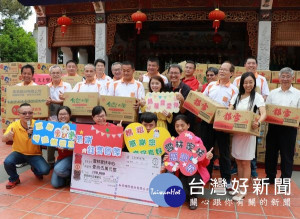 虎尾持法媽祖宮慶祝媽祖聖誕千秋，轉贈鈺齊公司的15萬元祝壽金及信徒滿滿的民生物資，予雲林家扶中心的扶助家庭分享。（記者陳昭宗拍攝）