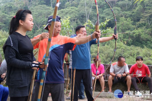 

弘光科技大學推動部落在地創生計畫，到和平區三叉部落開設射箭課程，請專業的教練教導部落居民製作弓箭、射箭技巧，27日舉辦結業式及射箭比賽，同時成立射箭隊。（記者陳榮昌攝）