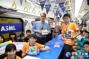 星期日全民科學周，光學環島列車抵高雄。（圖／記者李祖東攝）