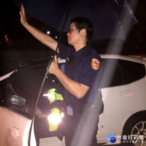 員警將其所穿著防風雨衣覆蓋於女子身上避免其失溫，並聯絡救護車前來協助送往天成醫院急救。