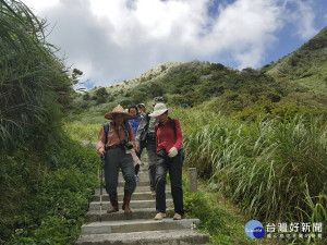 配合特展推出「來去黃金山脈1日小旅行」，礦石磚家帶領民眾順著礦業山城百年開礦的足跡，一窺水金九地方珍稀礦藏與美麗礦石的奧秘。（圖／黃金博物館提供）