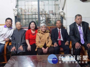 
外埔區五十六歲男子郭照坤（右二），為全心照顧90歲的媽媽，放棄薪資優厚的教師工作，孝行甚為社會典範，受鄰里親友的讚佩，膺選今年度外埔區孝行楷模。（記者陳榮昌攝）