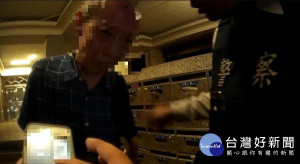 酒醉男錯入公寓　熱心警助其返家